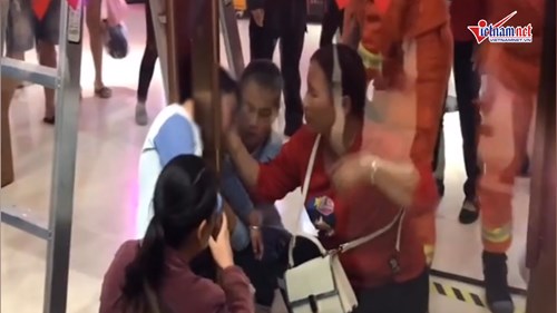 Giải cứu bé trai bị mắc kẹt đầu giữa hai cánh cửa kính