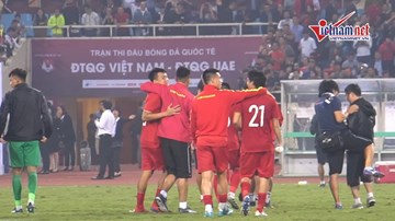 HLV Park và học trò ôm nhau ăn mừng khi thắng UAE, lên ngôi đầu bảng G