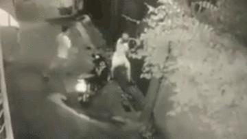 Cô gái bất ngờ bị nam thanh niên vật xuống đường, sàm sỡ ngay trước cửa nhà