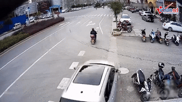 Ô tô lao như tên bắn 'cày' nát hàng cây rồi lật ngửa