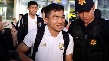 HLV Nishino, ‘Messi Thái‘ Chanathip rạng rỡ tới Hà Nội đợi đấu Việt Nam