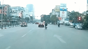 Mải dùng điện thoại, nam thanh niên tông đuôi ô tô dừng đèn đỏ