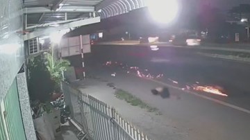 Thanh niên phóng xe máy tông chết cụ bà rồi trượt dài trên đường tóe lửa