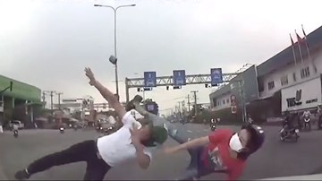 Cặp đôi vượt đèn đỏ bị ô tô đâm bay lên không trung