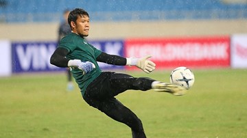 Tuyển Thái Lan luyện quân dưới mưa tầm tã, quyết 'giấu bài'