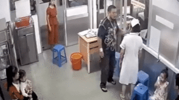 Người nhà bệnh nhi đánh sưng mặt nữ điều dưỡng vì phải nhường giường