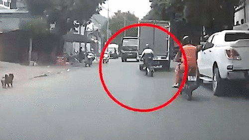 Vượt phải không quan sát, nữ sinh đối đầu với xe tải