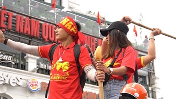 CĐV Việt Nam nhuộm đỏ các tuyến phố trước trận quyết đấu Thái Lan