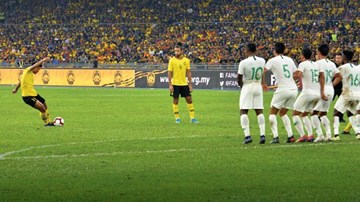 Sao Malaysia ghi siêu phẩm đá phạt kiểu Messi