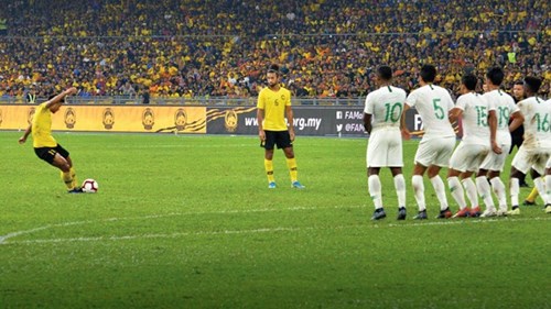 Sao Malaysia ghi siêu phẩm đá phạt kiểu Messi