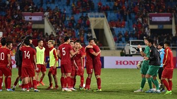 Những cái ôm đầy cảm xúc sau trận hoà Việt Nam - Thái Lan