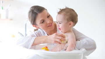 Mách mẹ bí quyết tắm cho trẻ khi thời tiết trở lạnh
