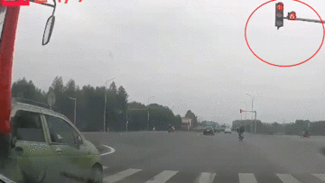 Ô tô 4 chỗ dừng chờ đèn đỏ bị nát đuôi sau cú tông mạnh của xe khách