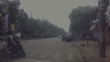 Vượt ẩu, đôi nam nữ đi xe máy lao thẳng vào ô tô với tốc độ cao