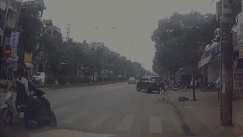 Vượt ẩu, đôi nam nữ đi xe máy lao thẳng vào ô tô với tốc độ cao