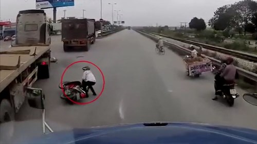 Quốc lộ 5: Sang đường ẩu, người phụ nữ khiến nhiều tài xế hú vía