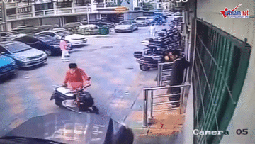 Tài xế lái ô tô tông thẳng vào người phụ nữ