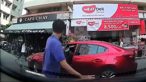 Ô tô ‘lấy đà’ rồi lao thẳng vào quán cafe khiến nhiều người bỏ chạy