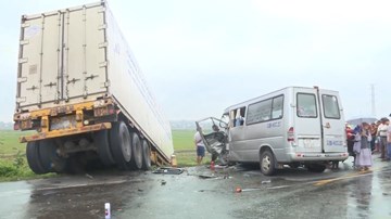 Quảng Ngãi: Container tông trực diện xe khách 16 chỗ, 13 người thương vong