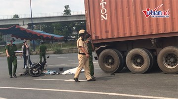 Bé gái 2 tuổi chết thảm dưới bánh xe, cha mẹ phải nhập viện