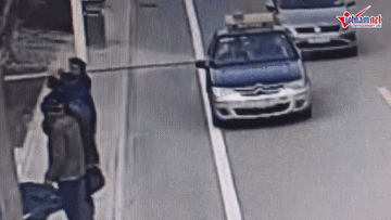 Công nhân bất cẩn khiến ống thép xuyên thủng xe taxi