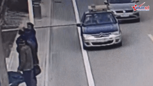 Công nhân bất cẩn khiến ống thép xuyên thủng xe taxi