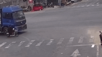 Bị xe tải kéo lê trên đường, cụ bà 68 tuổi thoát chết bò ra từ gầm xe