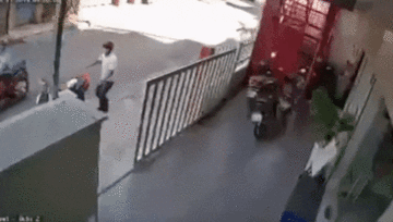 Pha bẻ khóa trộm xe máy trong tích tắc khiến người phụ nữ không kịp trở tay