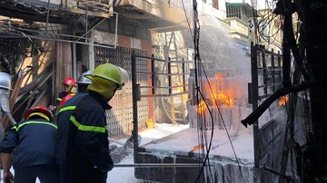 Cảnh ô tô chở gas cháy ngùn ngụt giữa khu dân cư Hà Nội