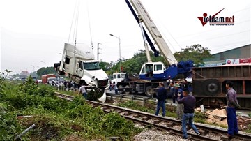 Xe container bị tàu hỏa tông 'đứt đôi' ở Hà Nội