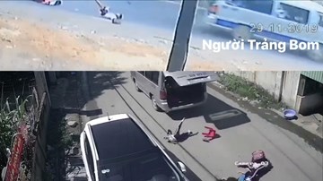 Lại xe đưa rước đánh rơi học sinh giữa đường khi vào cua gấp
