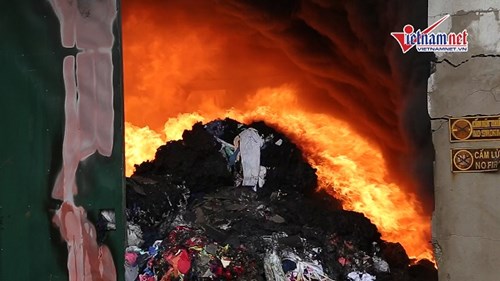 Hà Nội: 1.000 mét vuông kho xưởng bị thiêu rụi