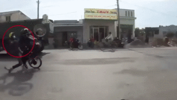 Thanh niên trổ tài bốc đầu xe máy và cái kết đầy đau đớn