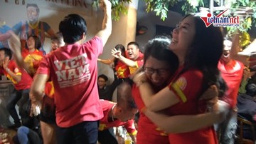 Muôn màu cảm xúc CĐV Việt Nam trong trận thắng ngược dòng Indonesia