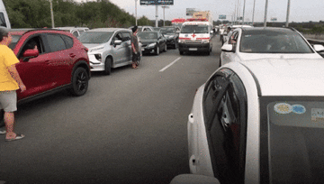 Hàng trăm ô tô dẹp sang 2 bên đường, nhường cho xe cứu thương