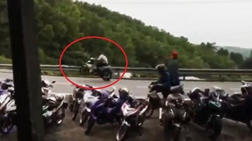 Hàng loạt 'quái xế' bốc đầu, nẹt pô náo loạn đèo Hải Vân