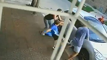 Hành động bất ngờ của cậu bé khi 2 mẹ con bị nhóm cướp tấn công