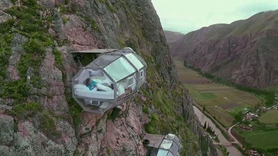Khách sạn treo mình giữa vách đá 500m bằng 12 sợi cáp