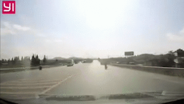 Xe tải bất ngờ quay đầu khiến xe máy tông thẳng vào sườn xe