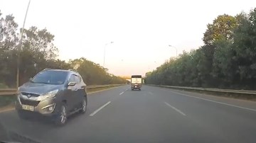 Đi quá lối ra, ô tô con chạy ngược chiều trên cao tốc Láng - Hòa Lạc