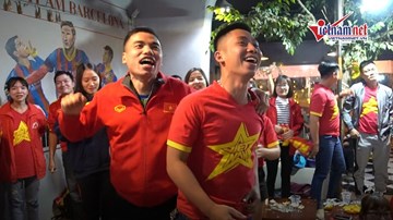 CĐV nhảy múa tưng bừng mừng Đức Chinh ghi bàn vào lưới Singapore