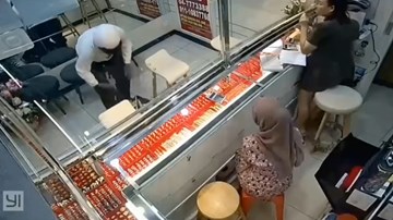 Tên cướp bình tĩnh cướp vàng mặc cho chuông báo động kêu inh ỏi