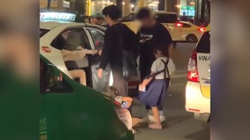 Hai bé gái đánh, đá khách du lịch vì không được cho tiền