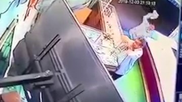 Khoảnh khắc nam thanh niên đánh gục chủ tiệm vàng ở Bình Định