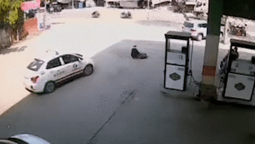 Lái xe ẩu, taxi đâm thẳng vào cụ già bán hàng rong