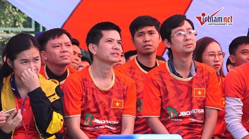 CĐV thẫn thờ sau 2 bàn thua chóng vánh của U22 Việt Nam