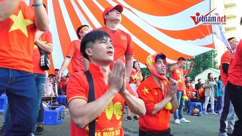 360 độ cảm xúc CĐV Việt Nam theo quả penalty của Tấn Sinh, Tiến Linh