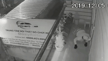 Trộm trèo mái nhà rình mò bị người dân phát hiện, ném đất đá