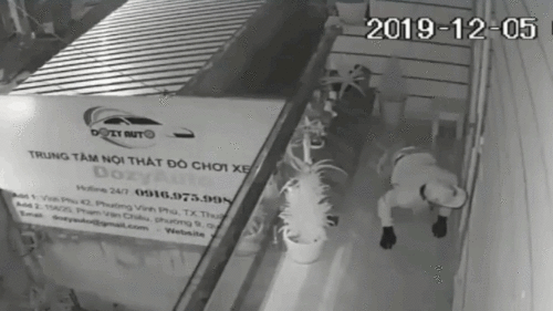 Trộm trèo mái nhà rình mò bị người dân phát hiện, ném đất đá