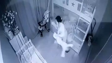 Nghệ An: Bé 1 tuổi bị người giúp việc cầm chân dốc ngược lắc qua lắc lại